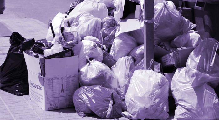 Los residuos urbanos se acumulan en las calles de Chipiona