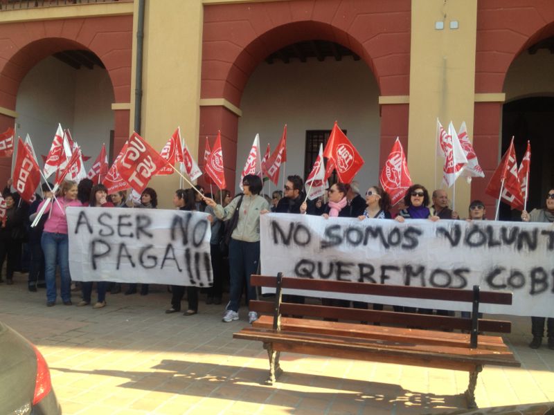 La concentración ha tenido lugar ante las puertas del consistorio