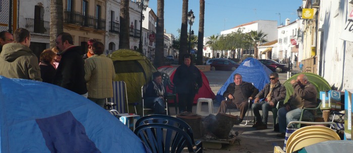 Losa trabajadores de la residencia Núñez Limón, acampados a las puertas del Ayuntamiento