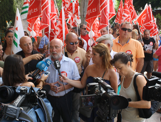 Manuel Ferrer, secretario general de UGT-Málaga, atendiendo a los medios de comunicación.