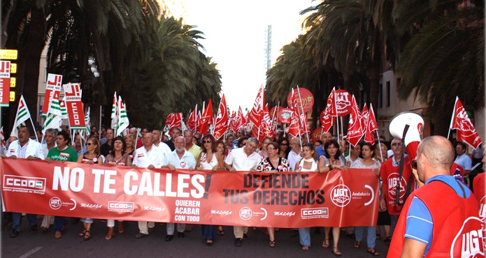 La manifestación con la pancarta bajo el lema 'No te calles, defiende tus derechos'.