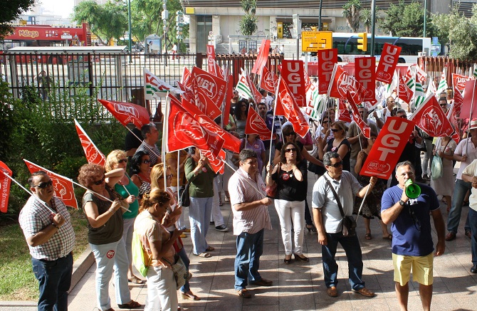 Centenares de personas se concentran en Hacienda contra los nuevos recortes del Gobierno.