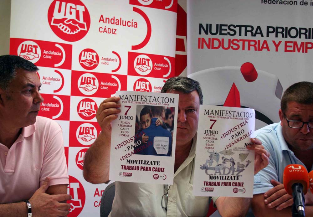 El Secretario General de MCA-UGT Cádiz, Diego Peces, muestra el cartel que anuncia la gran manifestación.