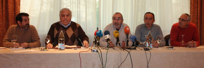 Juan Carlos Hidalgo, en el centro, durante la rueda de prensa celebrada este martes en Sevilla