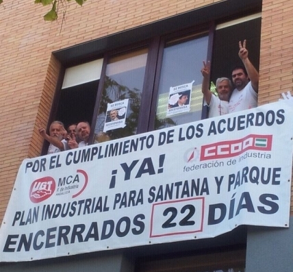 Los miembros de la Comisión de Seguimiento Linares Futuro han colgado una pancarta para dar a conocer su encierro, que dura ya 22 días.
